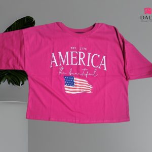 Polo crop oversize para mujer Daly de tela fresca y diseño moderno disponible en varios colores y estampados.