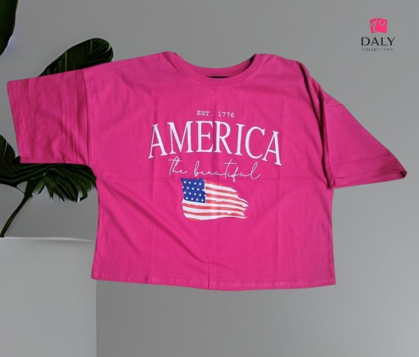 Polo crop oversize para mujer Daly de tela fresca y diseño moderno disponible en varios colores y estampados.