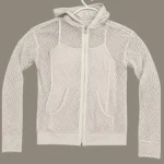 Conjunto mallado deportivo para mujer con top interno, casaca de malla con cierre y capucha en color blanco.