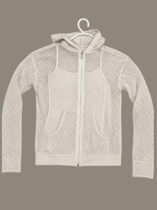 Conjunto mallado deportivo para mujer con top interno, casaca de malla con cierre y capucha en color blanco.