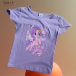 Polo infantil color violeta con estampado de Stitch.